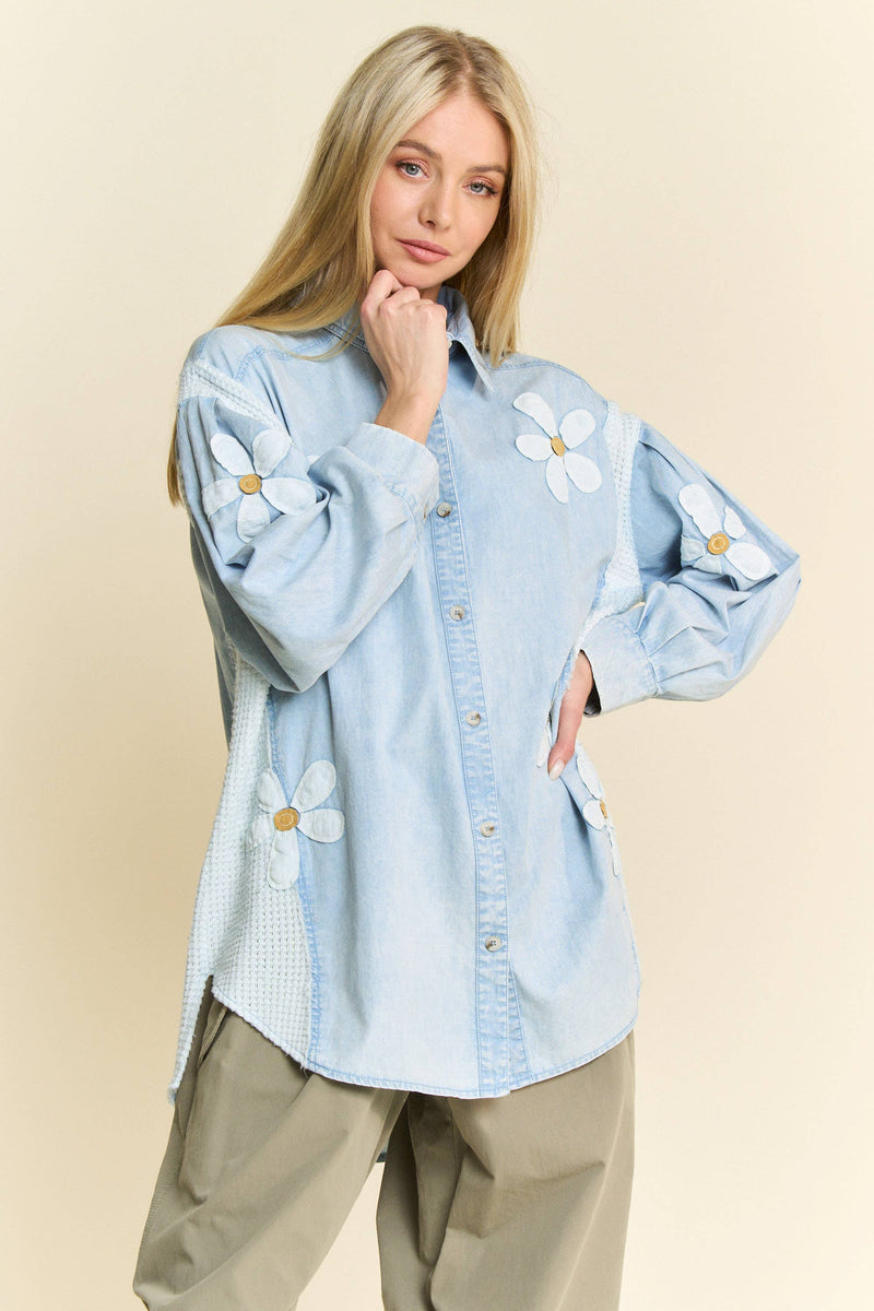 LIGHTWEIGHT WASHED DAISY PATCH WAFFLE KNIT SHIRT