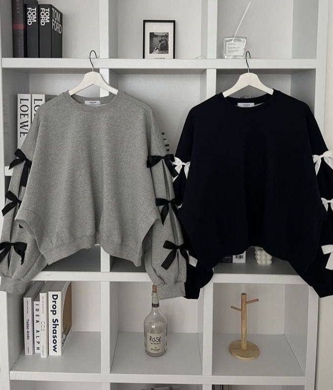 Oversized bow crewneck sweatshirt